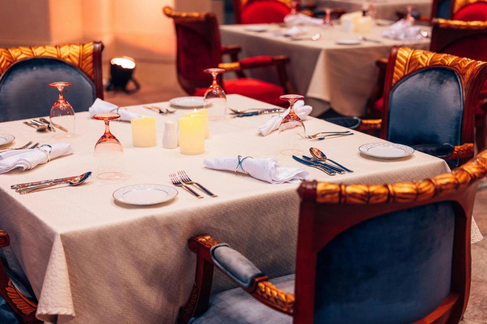 吉达丽思卡尔顿酒店 外观 照片 A table set for fine dining