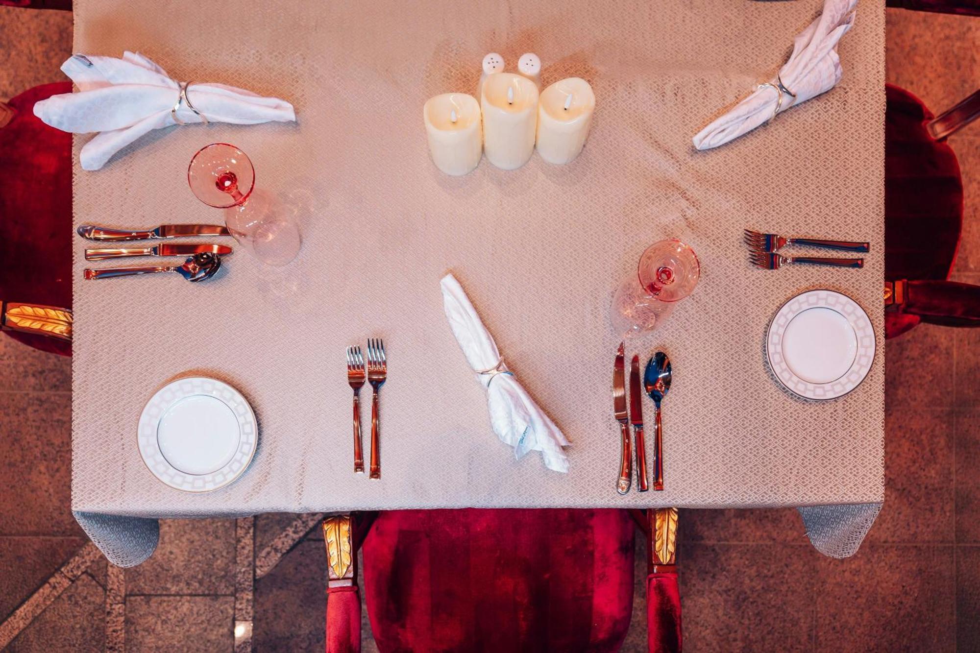 吉达丽思卡尔顿酒店 外观 照片 A place setting
